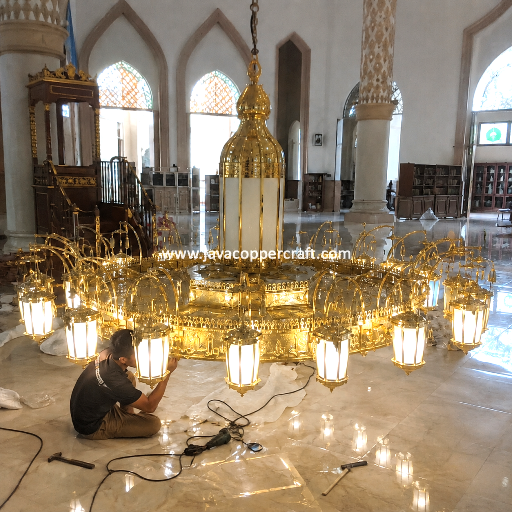 Proses instalasi lampu nabawi kuningan